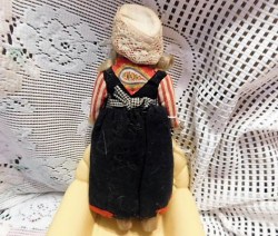 8in 2626 dutch costume bk